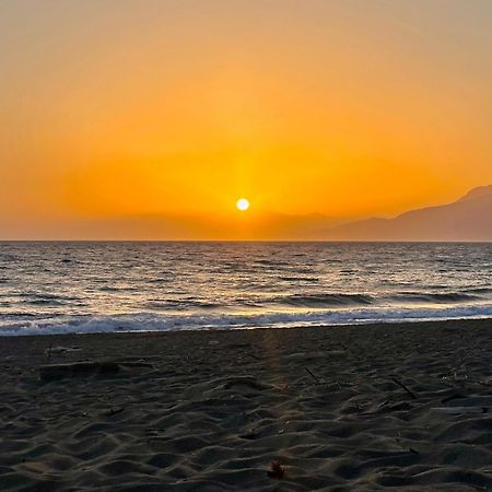 Komos Beach Estate Каламаки Екстериор снимка