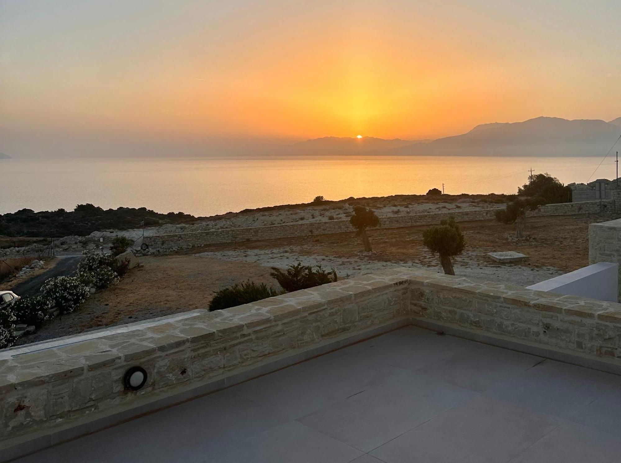 Komos Beach Estate Каламаки Екстериор снимка